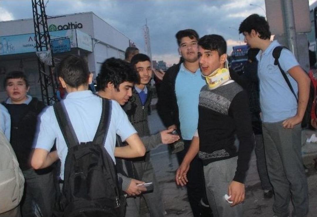 6 Ara&ccedil; Birbirine Girdi: 8 Yaralı