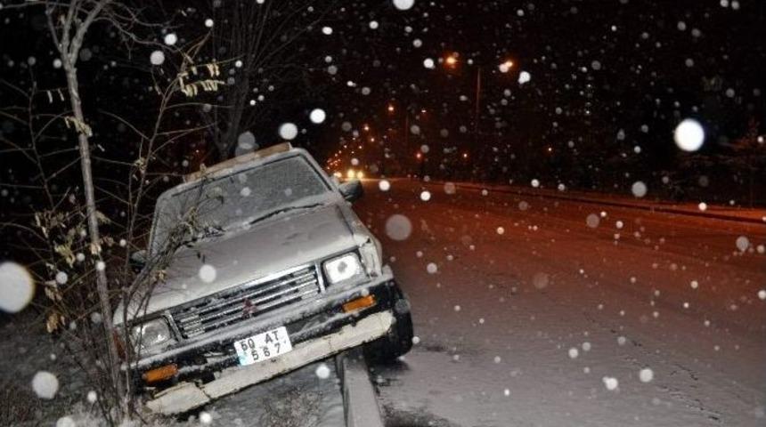 Nevşehir&rsquo;de Buzlanma S&uuml;r&uuml;c&uuml;lere Zor Anlar Yaşattı