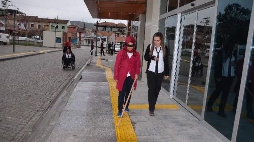 Engellileri Anlamak İ&ccedil;in Engelli Gibi Yaşadılar