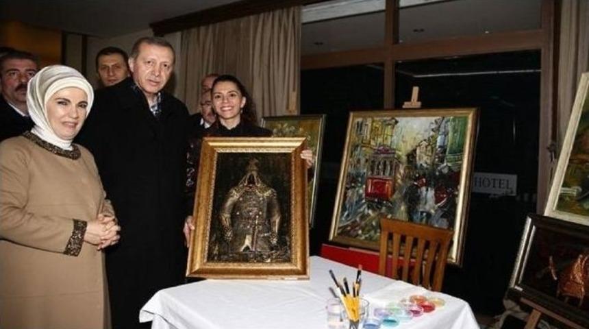 Bandırmalı Sanat&ccedil;ı G&uuml;ls&uuml;m S&ouml;nmez&rsquo;in Eseri Cumhurbaşkanlığı Koleksiyonunda