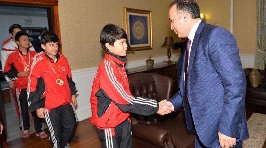 Vali Altıparmak, Şampiyon Karatecileri Kabul Etti