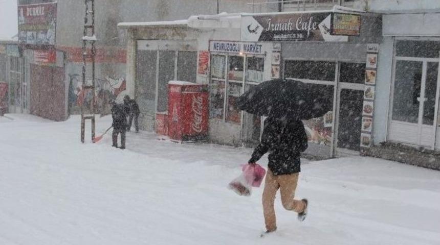 Başkale&rsquo;de Kar Yağışı