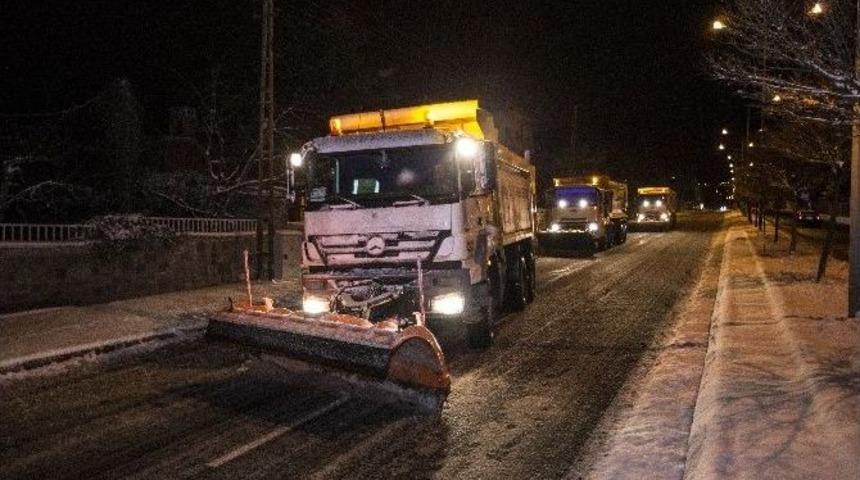 8 Ayrı Ekip, Bin Ton Tuz Kullanarak 300 Km Yol Temizledi