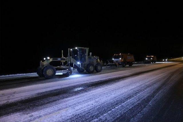 8 Ayrı Ekip, Bin Ton Tuz Kullanarak 300 Km Yol Temizledi