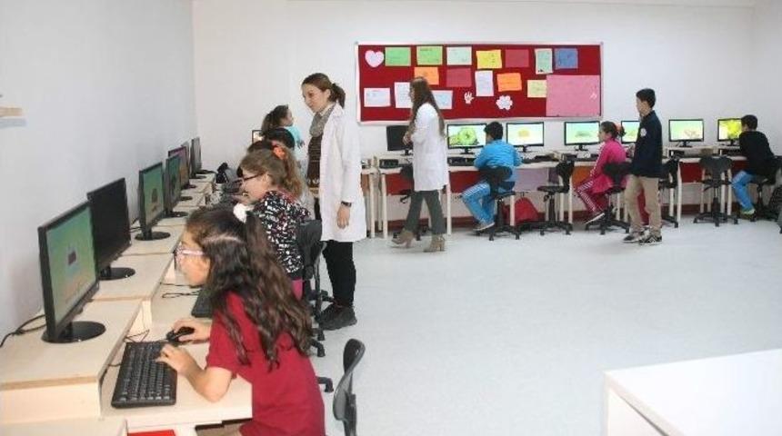 Yozgat&rsquo;ta Minik Parmaklar Geleceğini Programlıyor