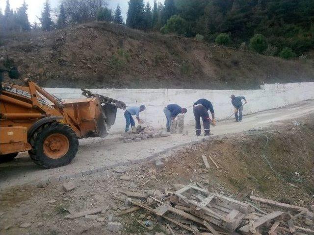 Turgutlu’da Mezarlık Yolları Yenileniyor