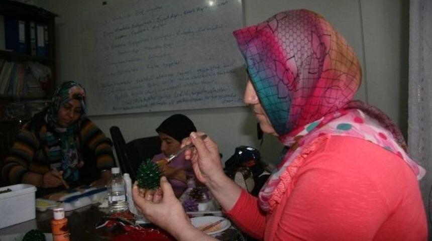 Karanlık D&uuml;nyalarını Fır&ccedil;a Ve Boyalarıyla Rengarenk Hale Getiriyorlar