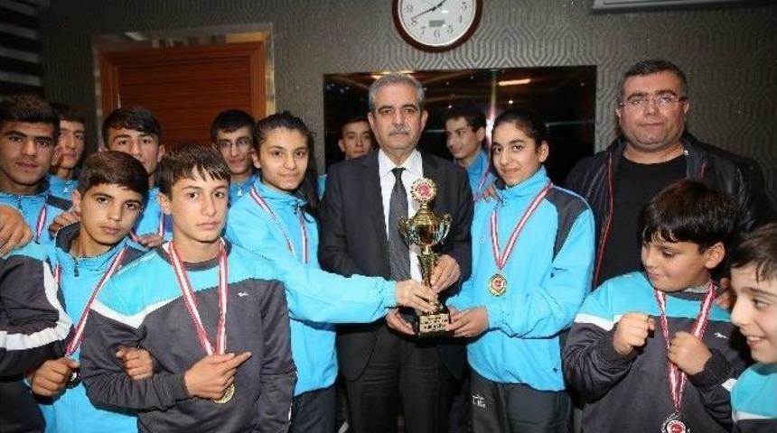 Fevzi Demirkol Şampiyon Sporcuları Tebrik Etti