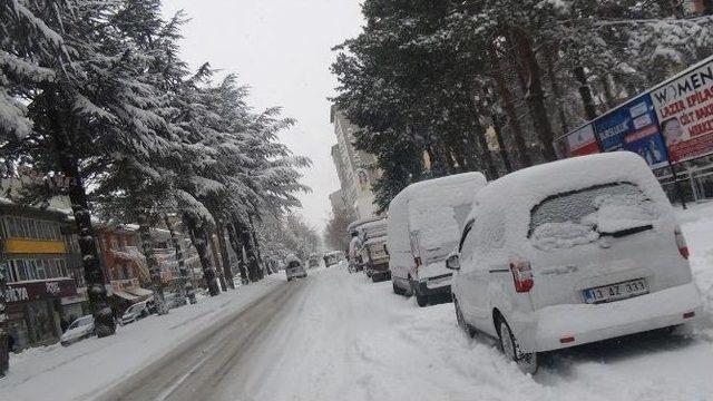 Tatvan’da Kar Kalınlığı Yarım Metreyi Buldu