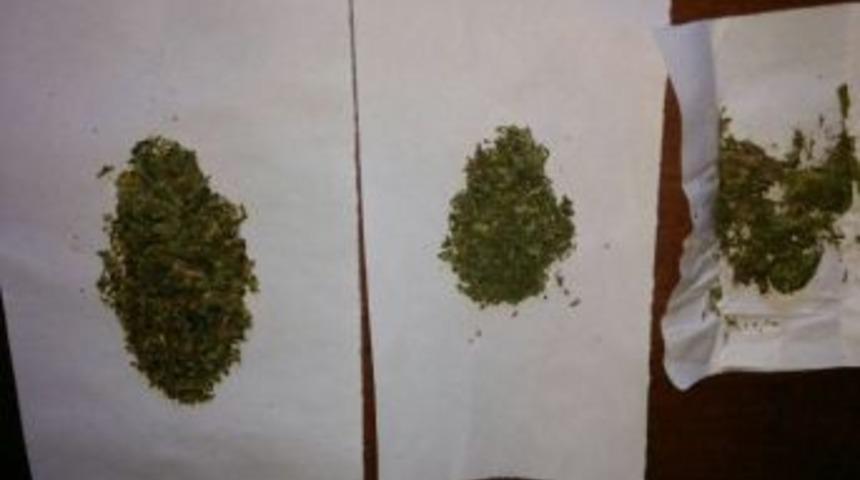 Ş&uuml;pheli Şahsın &Uuml;zerinden Esrar &Ccedil;ıktı