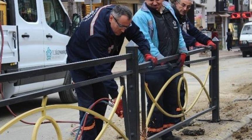 H&uuml;k&uuml;met Caddesindeki Korkuluklar Kaldırıldı