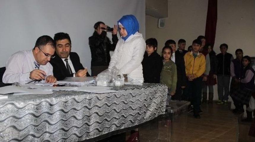 Öğrenciler Sandık Başına Gitti