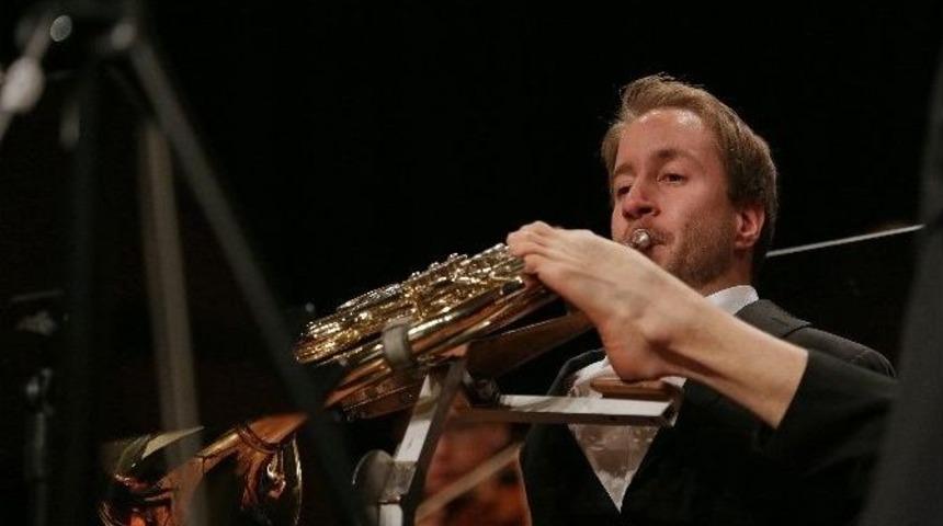 Ayaklarıyla Korno &Ccedil;alan Engelli Alman Sanat&ccedil;ı İzmir&rsquo;de Konser Verdi