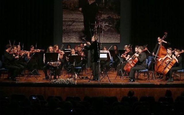 Ayaklarıyla Korno Çalan Engelli Alman Sanatçı İzmir’de Konser Verdi