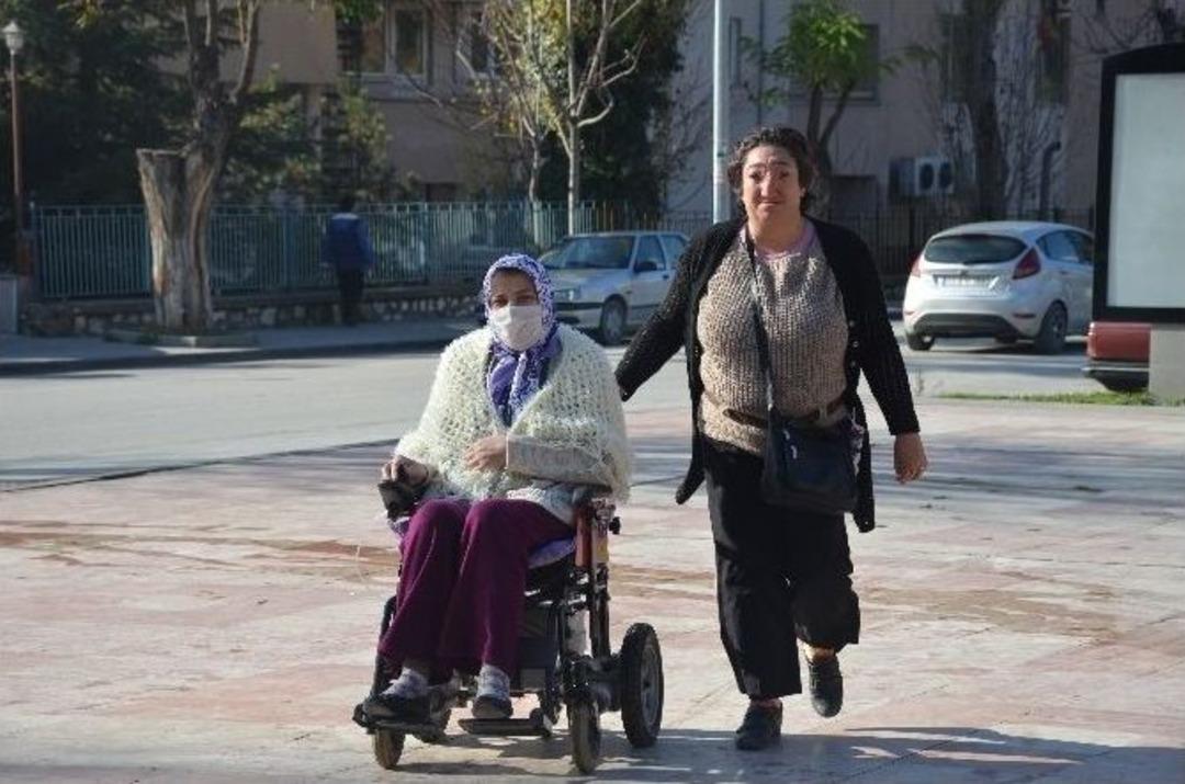 Engelliler Kendilerini Soğukta Bekleten Protokole Tepki G&ouml;sterdi