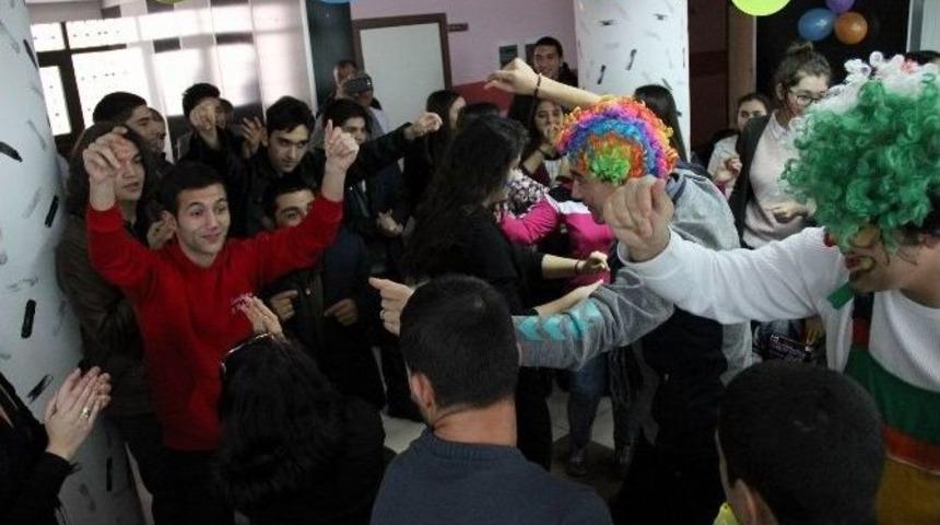 Engelliler G&ouml;n&uuml;llerince Eğlendi