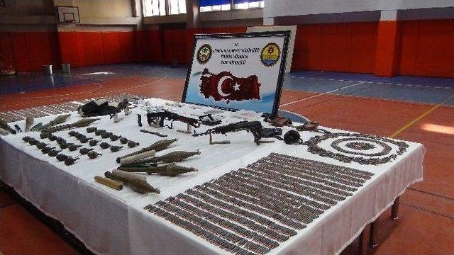 Şüphe Üzerine Durdurulan Araçtan Cephanelik Çıktı