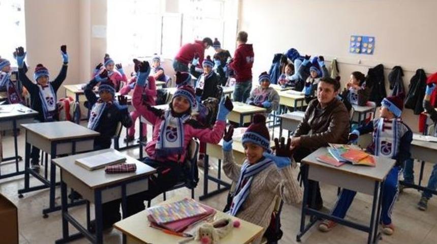 Trabzon Sporlular Kul&uuml;b&uuml;nden &Ouml;ğrencilere Hediye