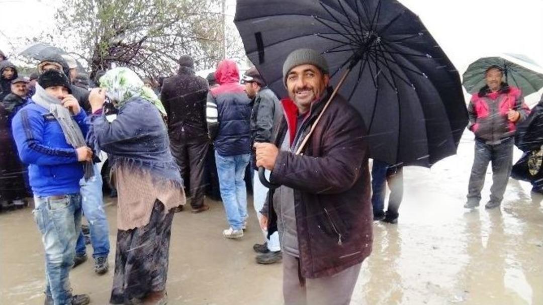 Yoksul Vatandaşın Kar Altında K&ouml;m&uuml;r Alma Mutluluğu