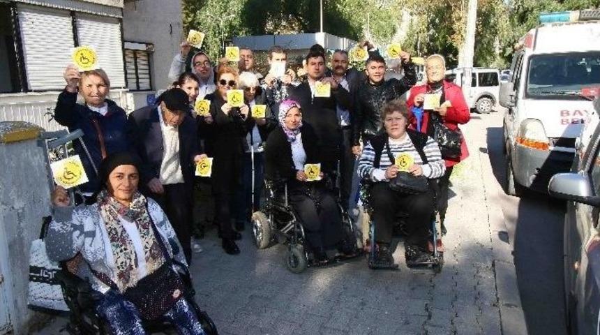 Engellilerden Uyarı Etiketleriyle S&uuml;r&uuml;c&uuml;lere İkaz