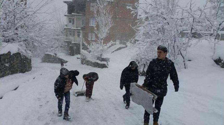 Kar Yağışı En &Ccedil;ok &Ccedil;ocukları Sevindirdi