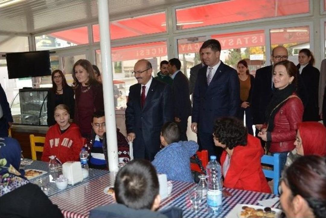 Mak&uuml;&rsquo;l&uuml; &Ouml;ğrenciler, Engellileri Protokolle Buluşturdu