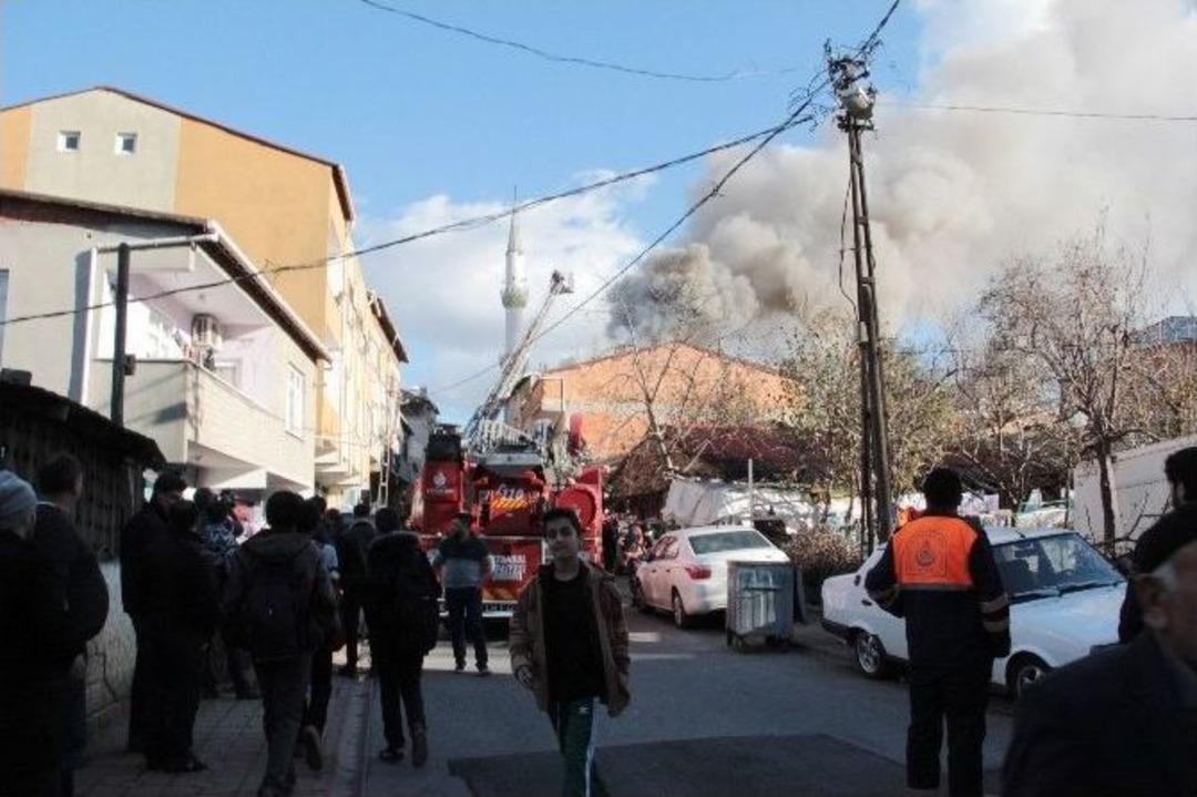 &Uuml;mraniye&rsquo;de 3 Katlı Binada &Ccedil;ıkan Yangın Korkuttu