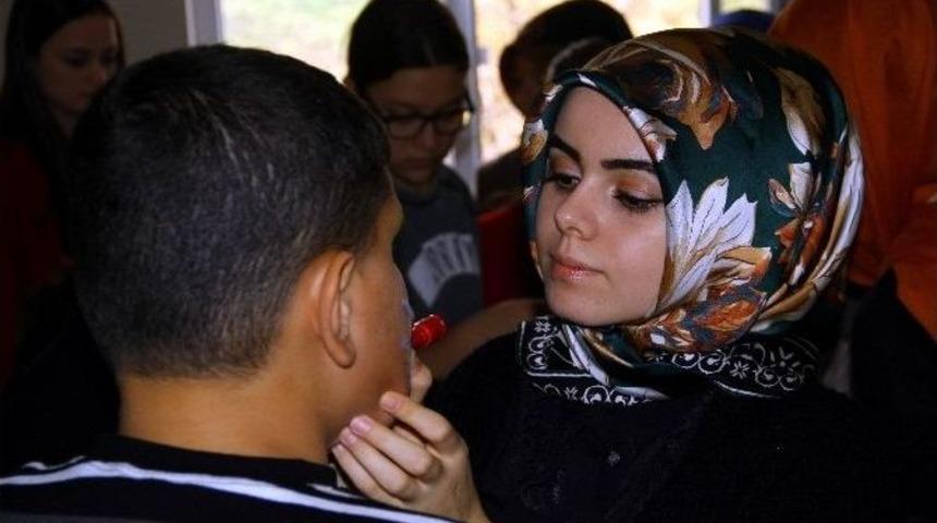 Yurt &Ouml;ğrencilerinden Otistik &Ccedil;ocuklara Ziyaret