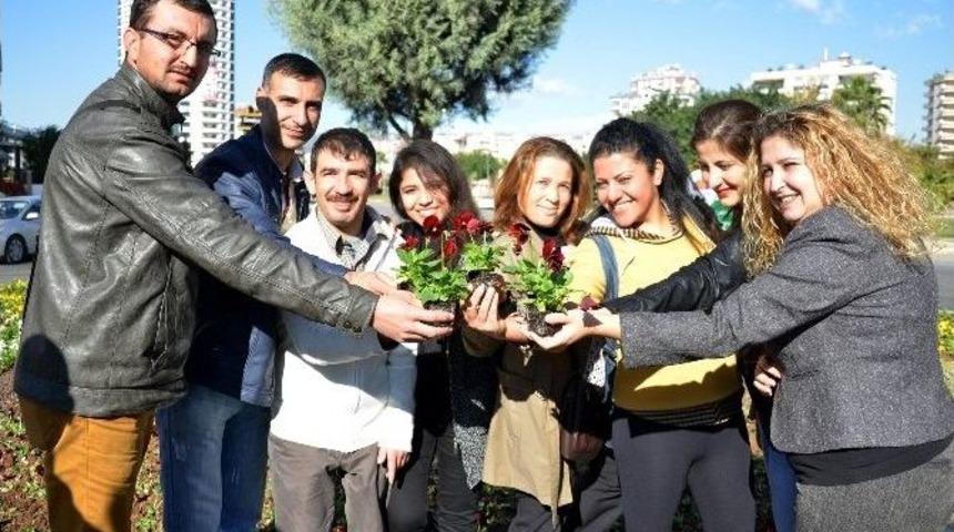 İşitme Engelli Kursiyerler Yetiştirdikleri &Ccedil;i&ccedil;eklerle Kavşakları S&uuml;sledi