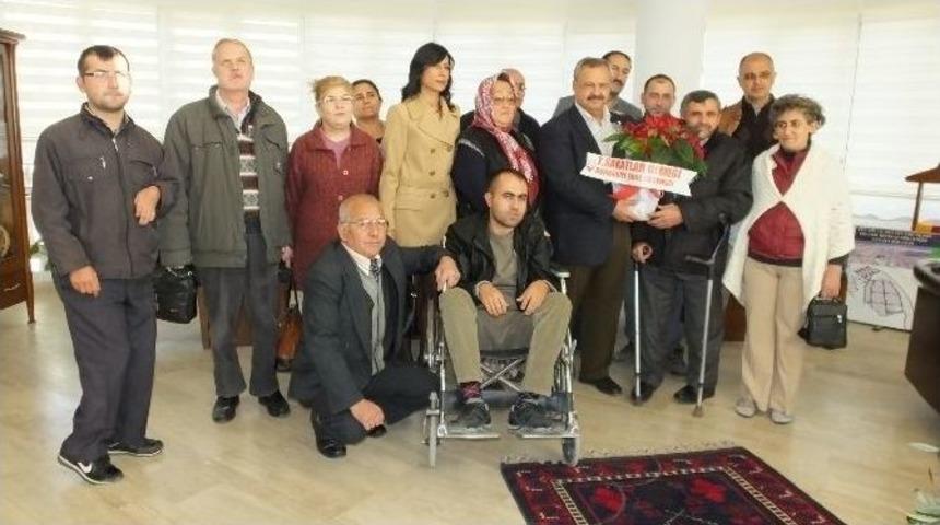 Burhaniye&rsquo;de Başkan Uysal Engellileri Kabul Etti