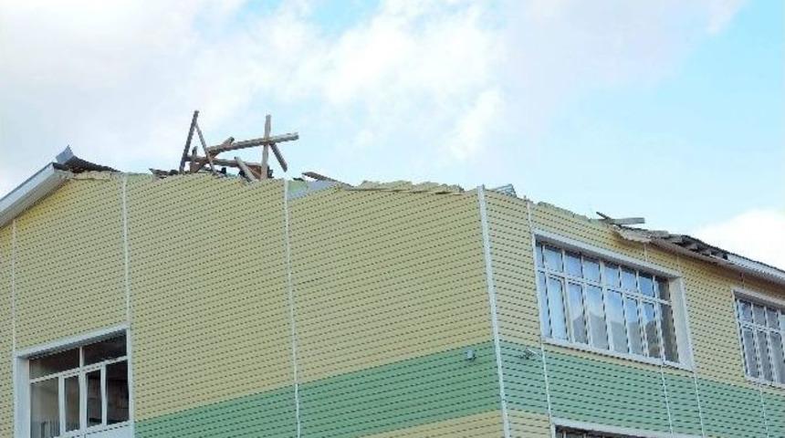 R&uuml;zgar Okulun &Ccedil;atısını U&ccedil;urdu