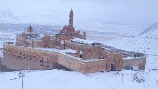 İshakpaşa Sarayı Kar Altında