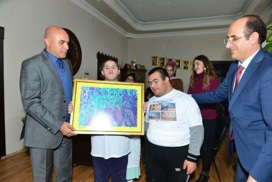 Ali Korkut, G&uuml;n&uuml;n&uuml; Onlara Ayırdı