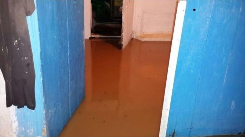 Patlayan Su Borusu K&ouml;y&uuml; Su Altında Bıraktı