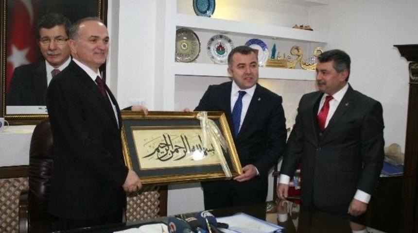 Faruk &Ouml;zl&uuml;, D&uuml;zce&rsquo;de Bakan Gibi Karşılandı