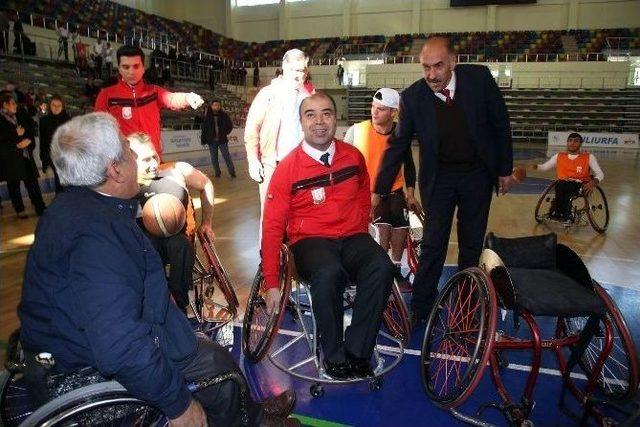 Şanlıurfa Büyükşehir Belediye Başkanı Nihat Çiftçi Tekerlekli Sandalyede Basket Atışı Yaptı