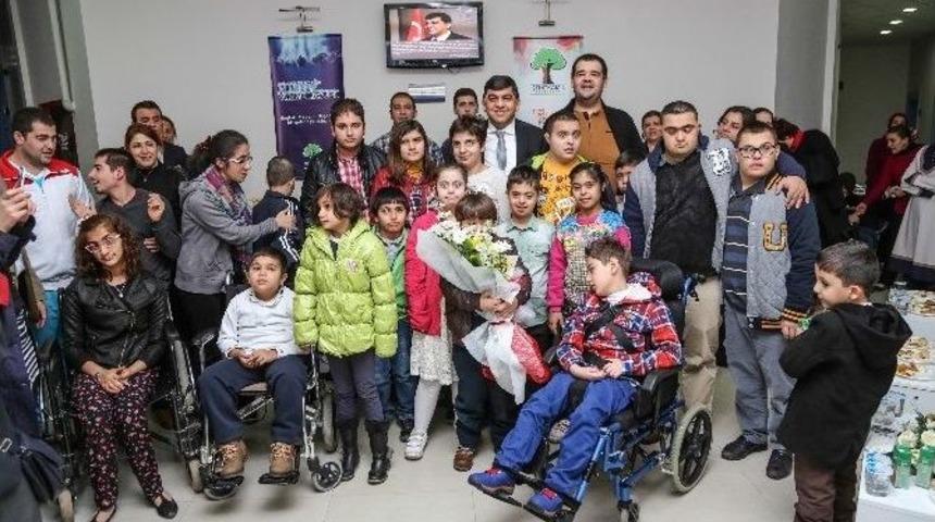 Başkan Fadıloğlu 3 Aralık Dünya Engelliler Günü Nedeniyle Sporculara Çeşitli Hediyeler Sundu