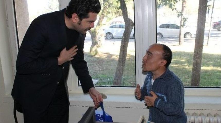 Engelliler G&uuml;n&uuml;&rsquo;de &Ouml;d&uuml;ll&uuml; Kutlama