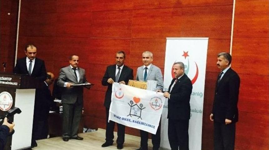 Muammer G&uuml;ler İlkokuluna Beyaz Bayrak