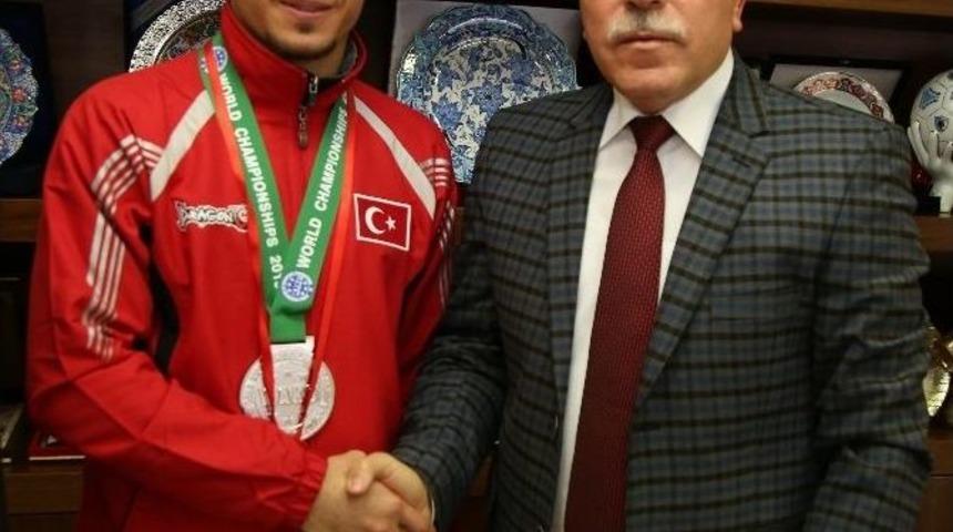 B&uuml;y&uuml;kşehir&rsquo;in Sporcusu Gen&ccedil;oğlu, Kıck Boks&rsquo;ta D&uuml;nya İkincisi Oldu