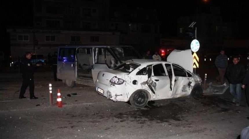 Adana&rsquo;da Trafik Kazası: 10 Yaralı