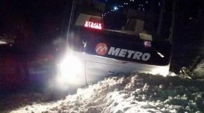 Kastamonu&rsquo;da Yolcu Otob&uuml;s&uuml; Kara Saplandı