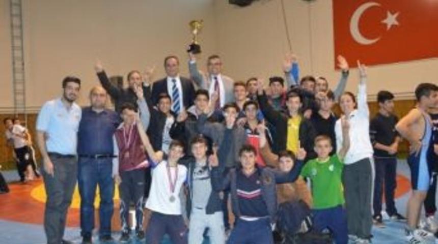 Kızılcahamam Anadolu İmam Hatip Lisesi G&uuml;reş Takımı Şampiyon Oldu