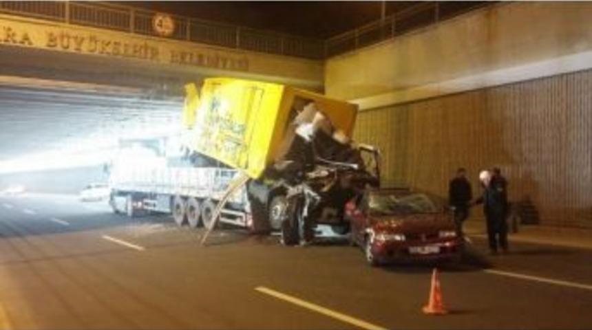 Başkent&rsquo;te Tır&rsquo;ın Taşıdığı Kamyon K&ouml;pr&uuml;ye Takıldı