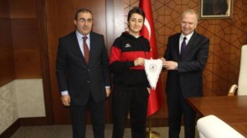 Nevşehir Gen&ccedil;lik Hizmetleri Ve Spor İl M&uuml;d&uuml;rl&uuml;ğ&uuml; Kadın Basketbol Takımı Vali Ceylan&rsquo;ı Ziyaret Etti
