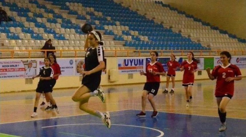 Adana&rsquo;da Okullararası Gen&ccedil; Kızlar Hentbol M&uuml;sabakaları Tamamlandı