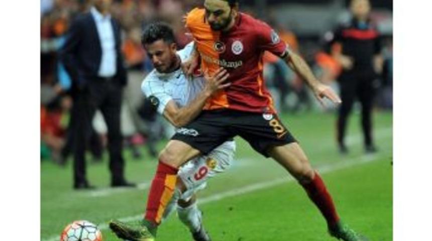 Galatasaray&rsquo;da Derbi &Ouml;ncesi Kart Alarmı