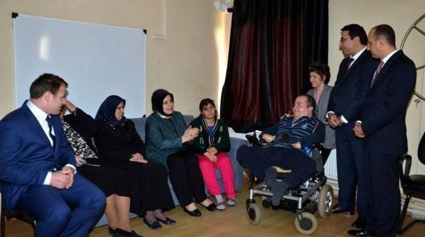 Bayan Ayyıldız, Yaşlı Ve &Ccedil;ocuklarla Bir Araya Geldi