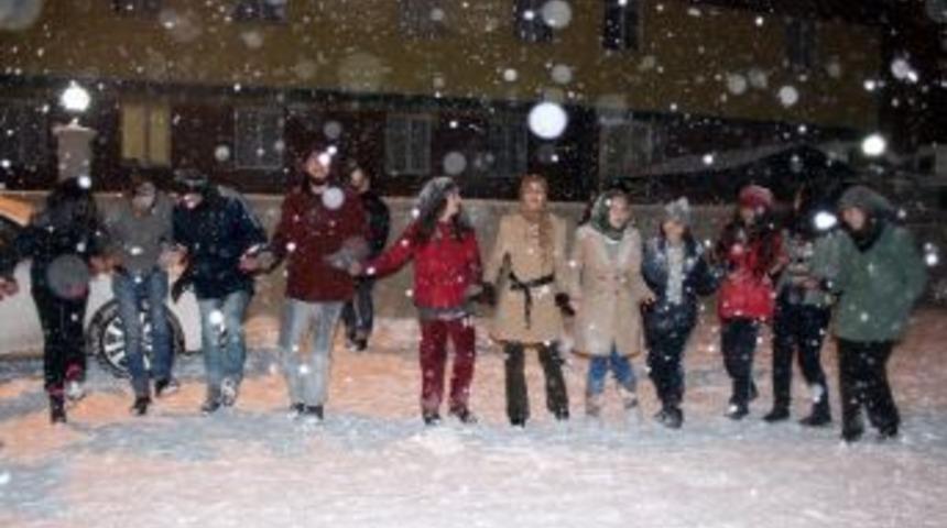 &Uuml;niversiteli &Ouml;ğrenciler Kar &Uuml;st&uuml;nde Halay &Ccedil;ekti