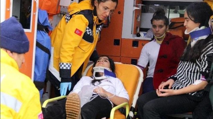 &Ouml;ğrenci Servisi Otomobil İle &Ccedil;arpıştı: 9 Yaralı